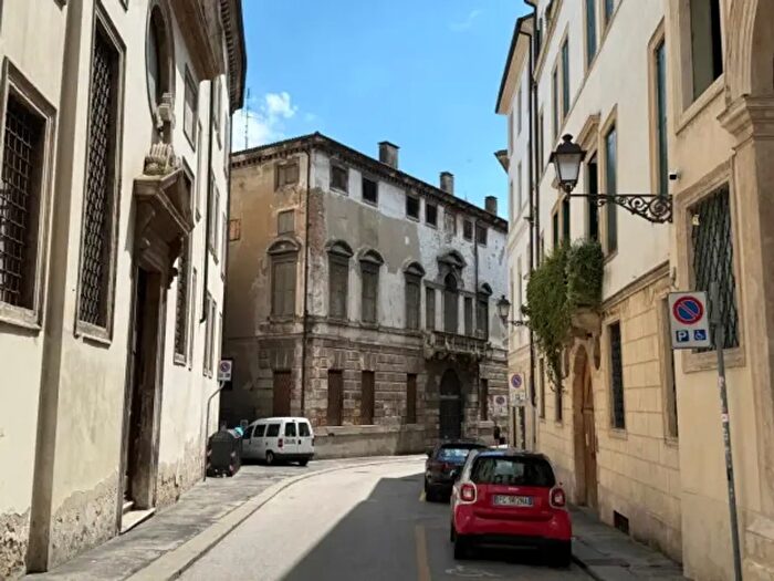 Appartamento con 6 locali in vendita in Contra Giampietro De Proti, Vicenza