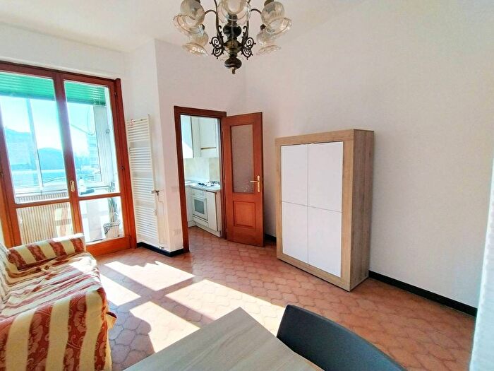 Appartamento trilocale in affitto in Via Arcivescovo Romilli, Corvetto, Milano