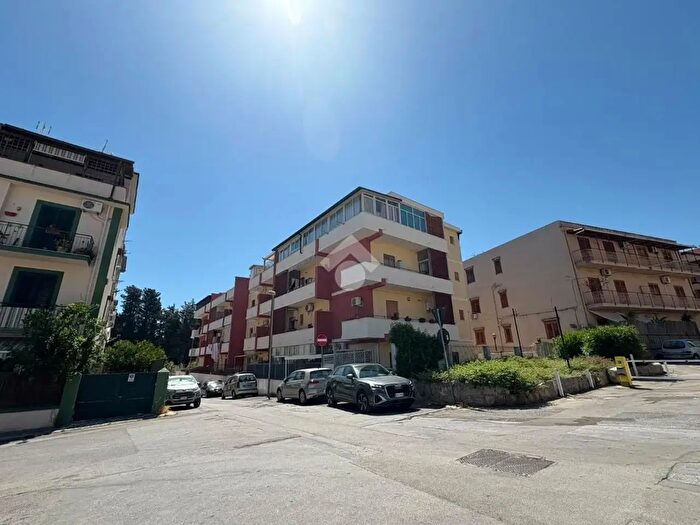 Appartamento trilocale in vendita in Via Sciara Sciat, Palermo