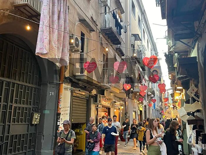 Appartamento con 5 locali in vendita in Vico dei Maiorani, Napoli