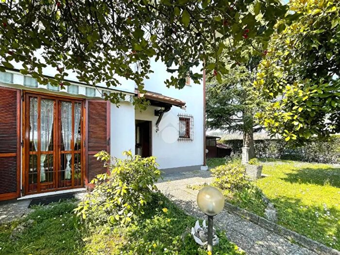 Casa quadrilocale in vendita in Via Como, Novedrate