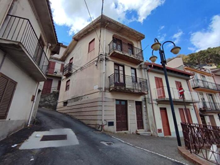 Casa con 6 locali in vendita in Via Molinella, Castroreale