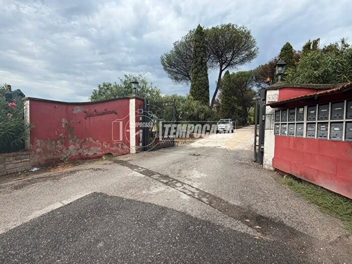 Appartamento quadrilocale in vendita in Viale Esperia Sperani, Roma