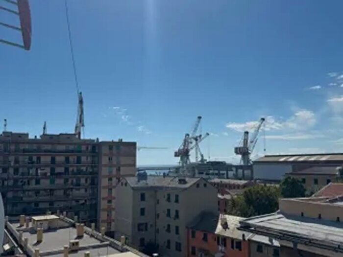 Appartamento trilocale in vendita in Via Ciro Menotti, Genova