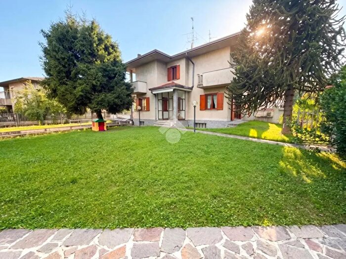 Casa quadrilocale in vendita in Via Feltre, Seveso