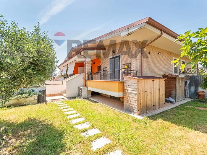 Casa quadrilocale in vendita in Via Romagnano Sesia, Roma