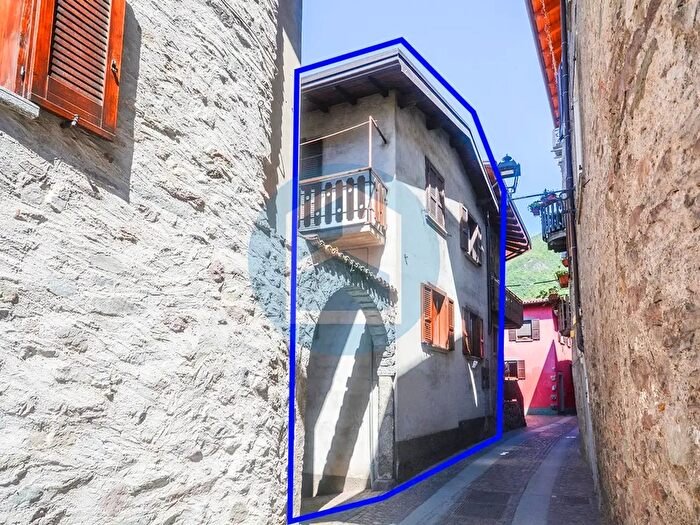 Casa con 8 locali in vendita in Via Cimavilla, Gianico