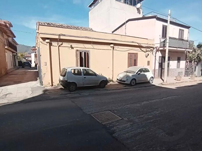 Appartamento trilocale in vendita in Via Villagrazia, Palermo