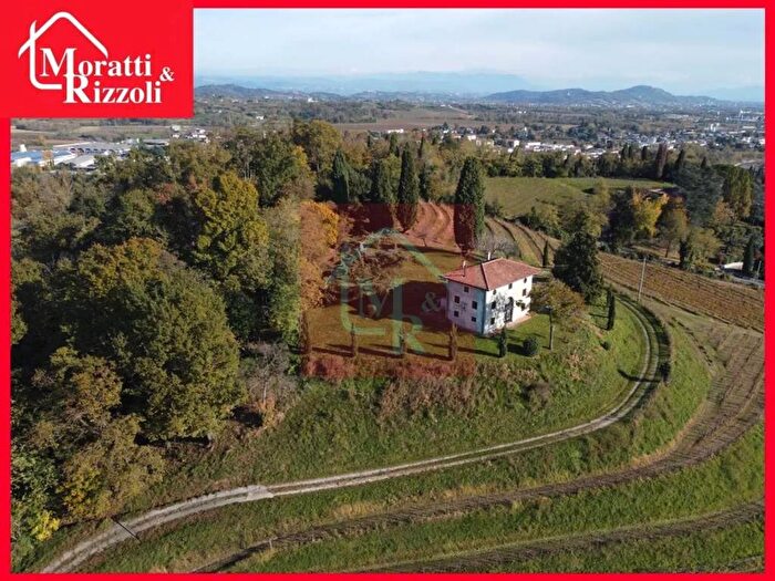 Casa con 6 locali in affitto in Via Della Chiesa, Centro, Manzano