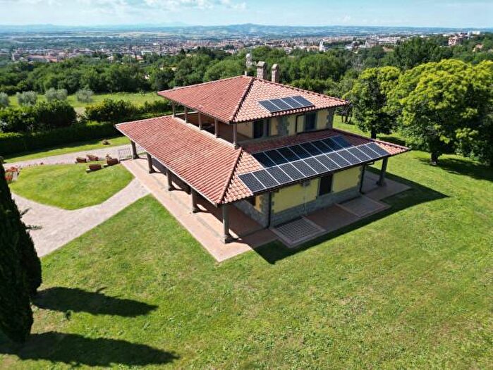 Casa con 6 locali in vendita in Via Alexander Fleming, Viterbo