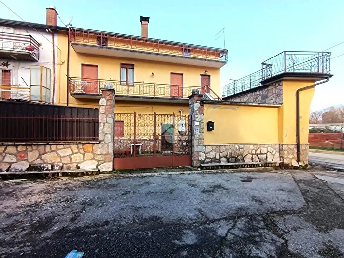 Casa con 6 locali in vendita in Via Tenente Paolo De Vivo, Serino