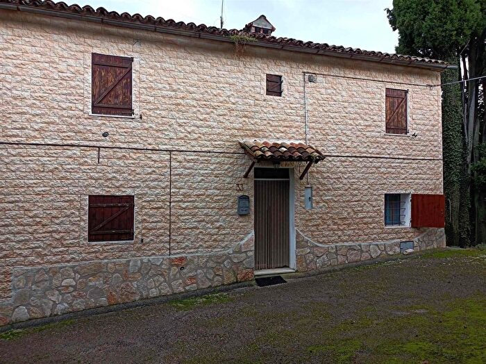 Casa con 6 locali in vendita in San Severino Marche