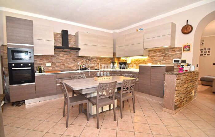 Appartamento con 6 locali in vendita in Via Pertengo, San Raffaele Cimena