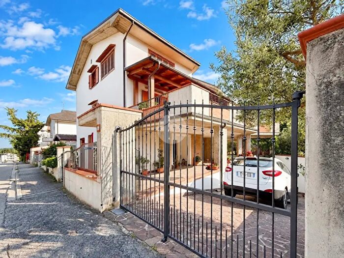 Casa con 6 locali in vendita in Viale della Resistenza, Teramo