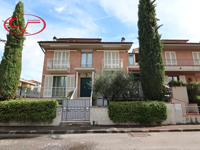 Casa con 14 locali in vendita in Via Vespucci, Montevarchi