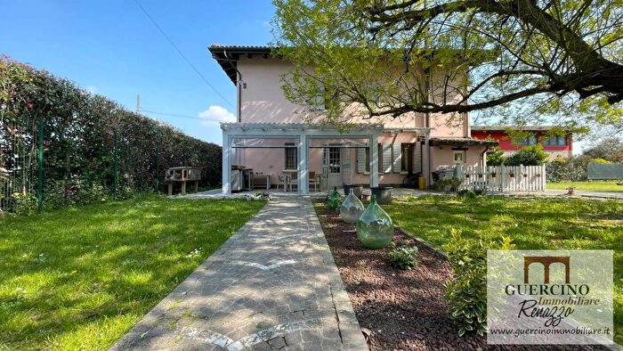 Casa con 10 locali in vendita in Via San Giuseppe Cento, Cento