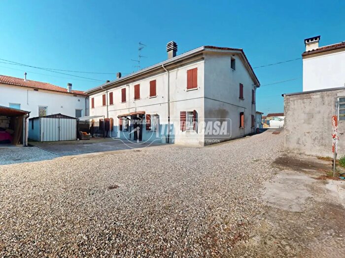 Casa con 6 locali in vendita in Via Guastalla, Reggiolo