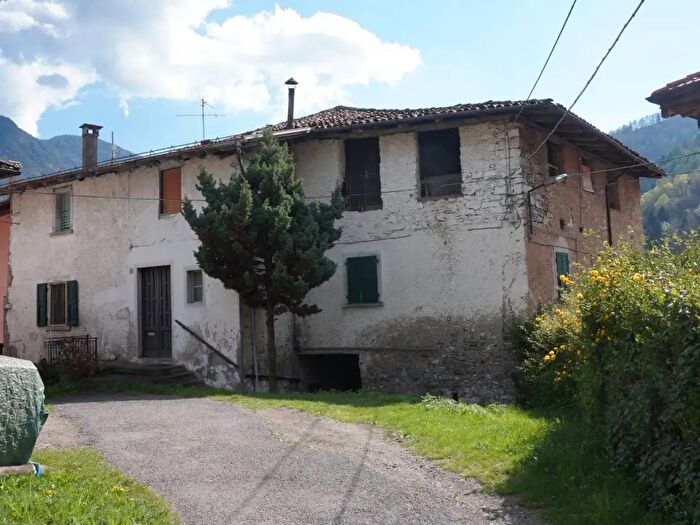 Casa con 10 locali in vendita in Bersone, Valdaone