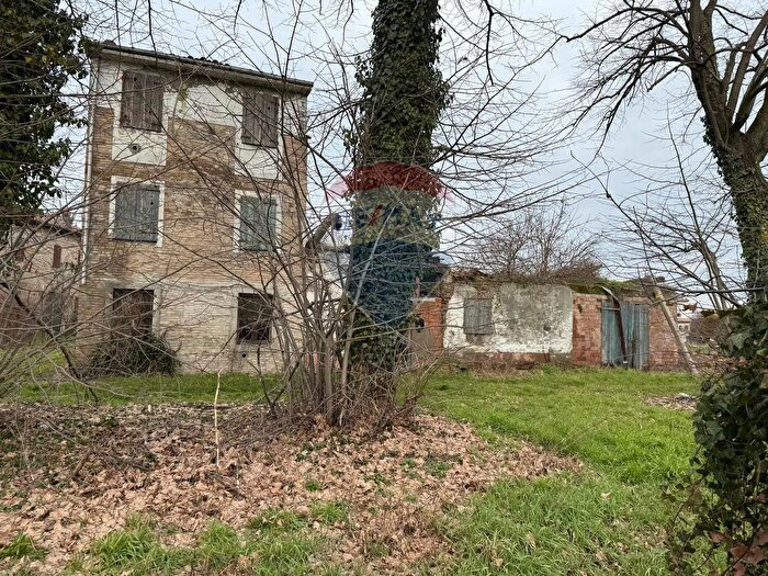 Casa con 8 locali in vendita in Strada Inghiaiata, Fontevivo