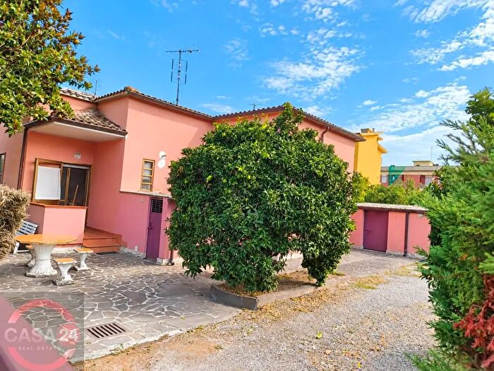 Casa con 6 locali in vendita in Via Monti Appennini, Latina