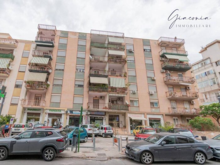 Appartamento trilocale in vendita in Via Sferracavallo, Sferracavallo Barcarello, Palermo