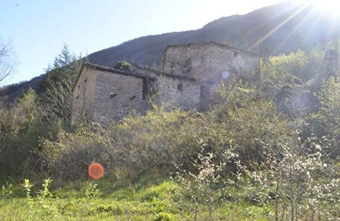Casa con 6 locali in vendita in Cagli