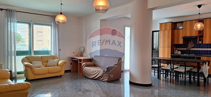 Appartamento con 7 locali in vendita in Viale Ins R Errante, Rosolini