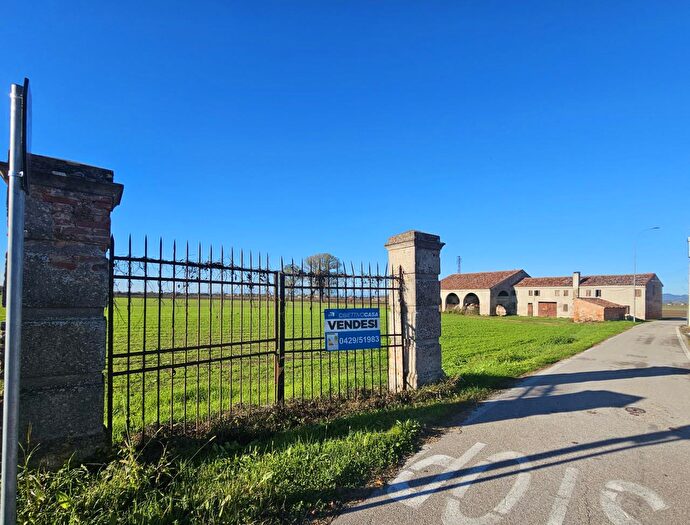 Casa trilocale in vendita in VI Argine Valgrande, Villa Estense