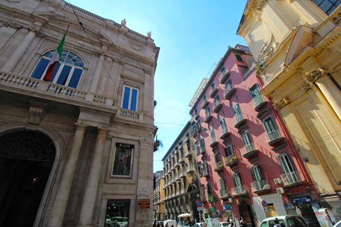 Appartamento con 6 locali in vendita in Via Toledo, Napoli