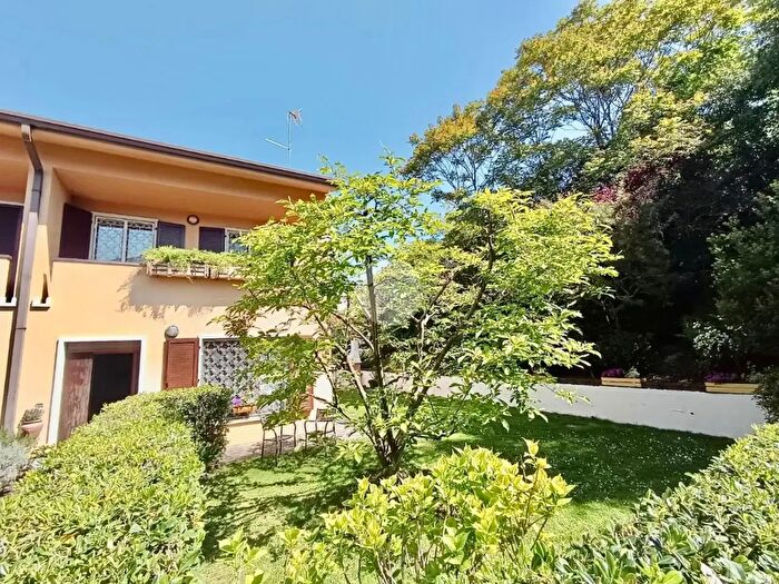 Casa con 6 locali in vendita in Via º Maggio, Pastrengo