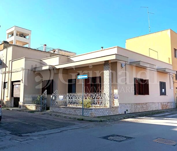 Casa con 6 locali in vendita in Via Megha, Galatone