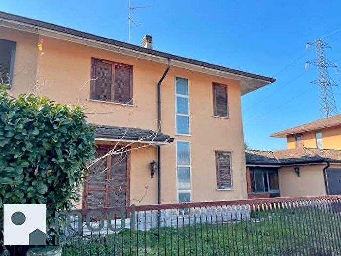 Casa quadrilocale in vendita in Via Miglioli, Mediglia