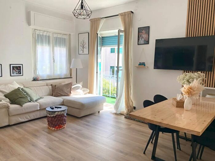 Appartamento quadrilocale in vendita in Via Felice Romani, Genova