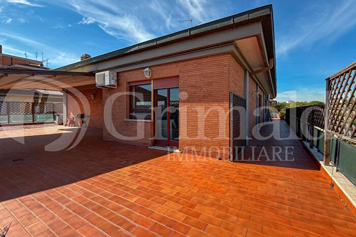 Appartamento con 5 locali in vendita in Via Giuseppe Belluzzo, Roma