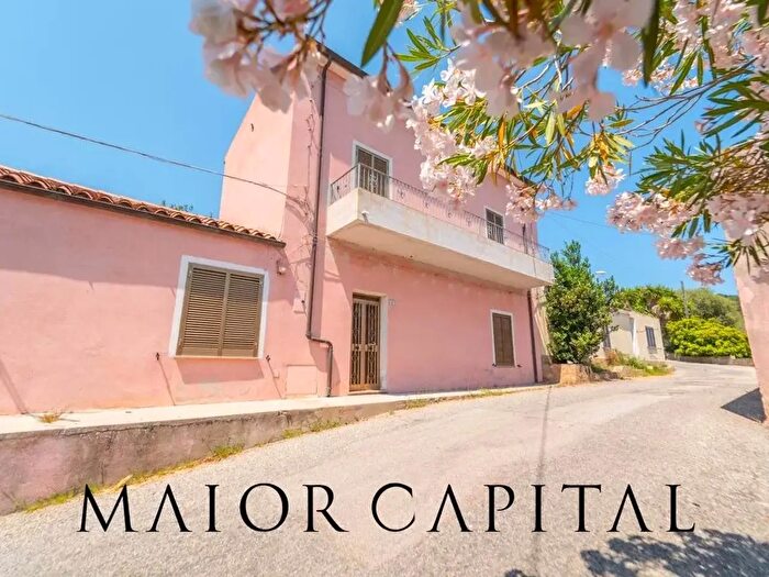 Casa con 7 locali in vendita in Posada