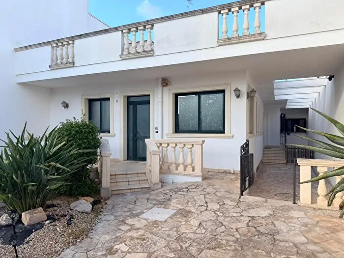 Casa con 9 locali in vendita in Carmiano