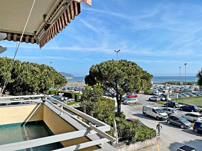 Appartamento con 5 locali in affitto in Corso Cristoforo Colombo C, Centro, Chiavari