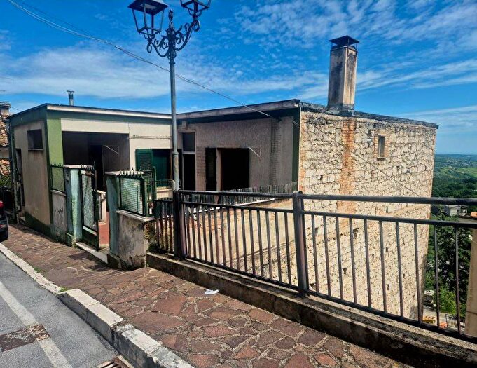 Casa con 6 locali in vendita in Via casere, Centro, Pretoro