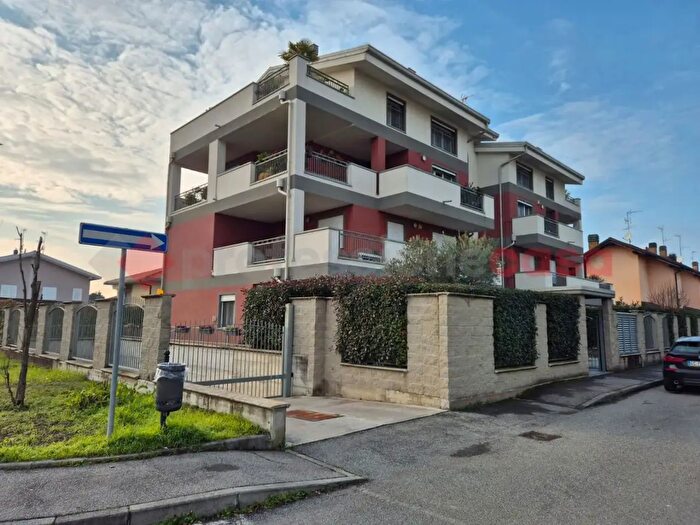 Appartamento quadrilocale in vendita in Via Fratelli Bandiera, Cerro Maggiore