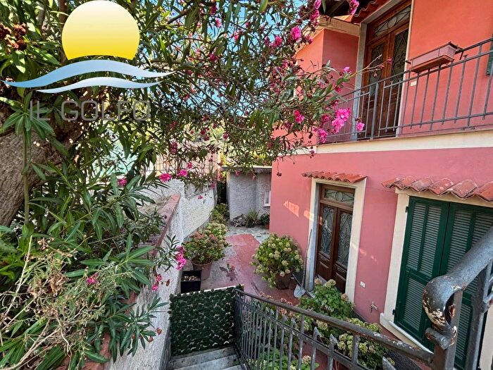 Appartamento con 12 locali in vendita in Via Artallo, Imperia