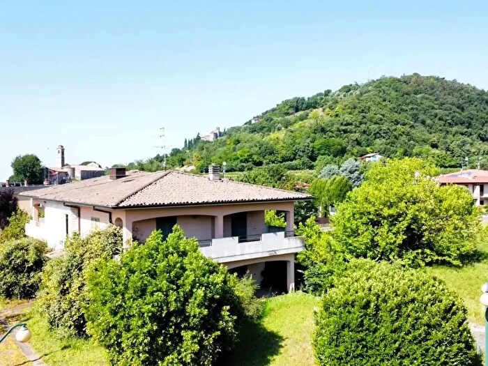 Casa con 16 locali in vendita in Via Martinengo, Rovato