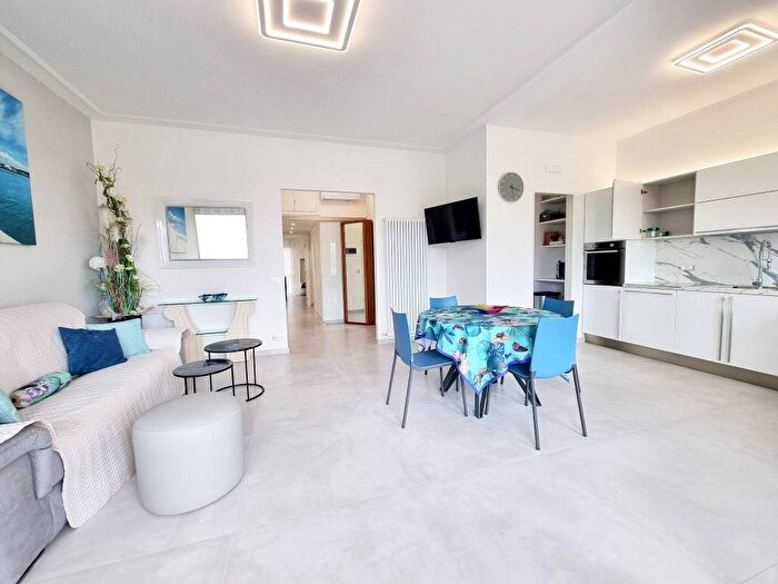 Appartamento con 5 locali in affitto in Via Giuseppe Verdi, Lungomare, Viareggio