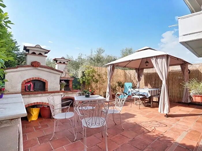 Casa con 6 locali in vendita in Massa