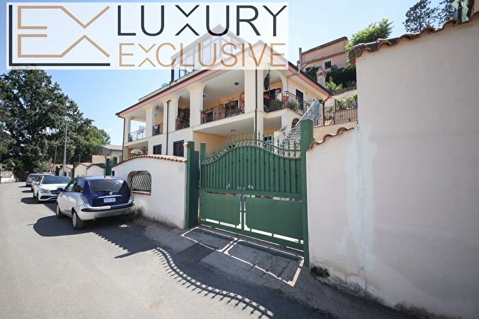 Appartamento con 9 locali in vendita in Roma