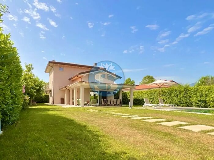 Casa con 11 locali in affitto in Pietrasanta