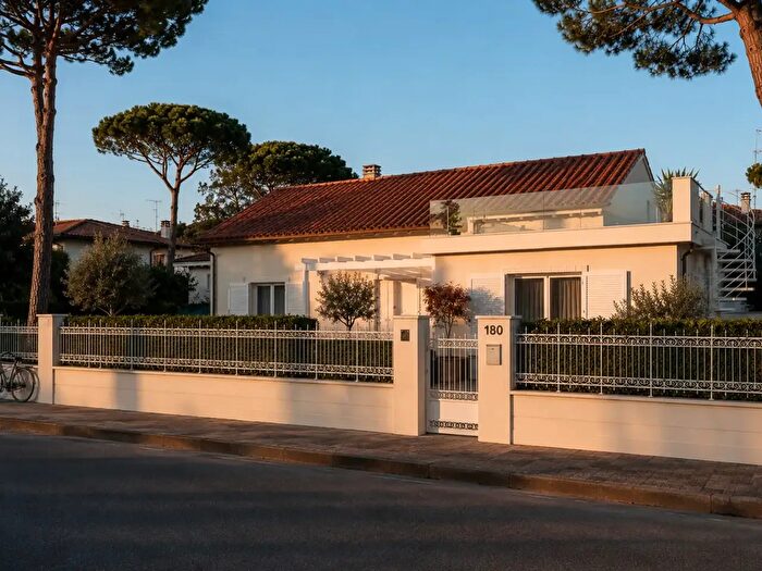Casa con 6 locali in vendita in Forte Dei Marmi