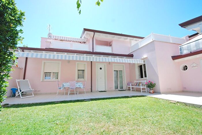 Casa con 6 locali in affitto in Ntonio, Pietrasanta