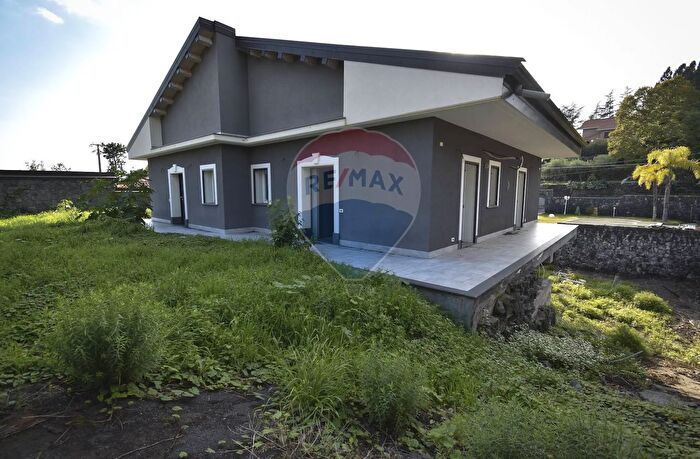 Appartamento con 7 locali in vendita in Via Esiodo Snc, Mascalucia