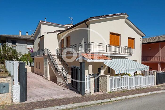 Casa con 6 locali in vendita in Via Alessandrini, Filetto