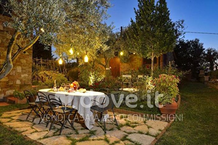 Casa con 6 locali in vendita in Via delle Colombelle Snc, Montepulciano